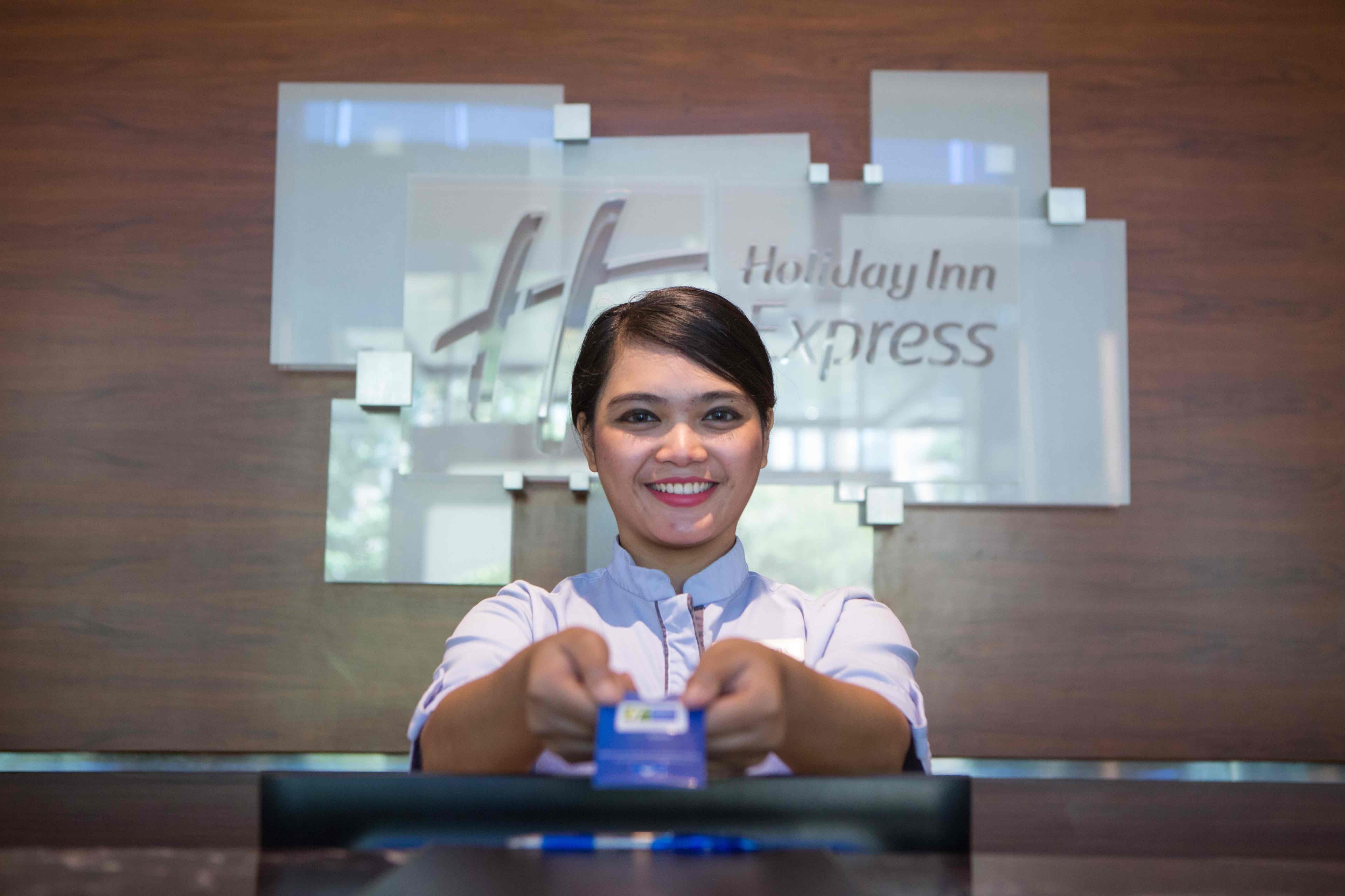 Holiday Inn Express Jakarta International Expo By Ihg Exteriör bild